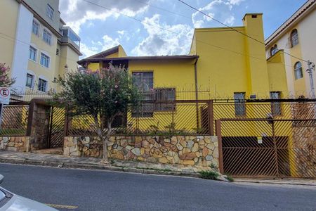 Casa à venda com 400m², 6 quartos e 5 vagasFachada