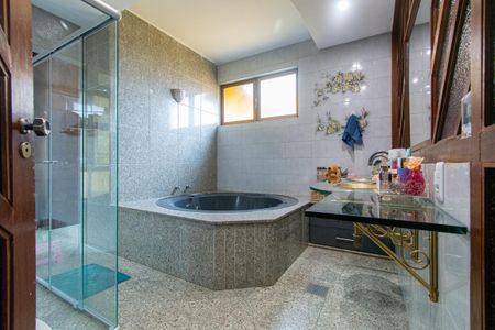 Casa à venda com 400m², 6 quartos e 5 vagasBanheiro da Suíte 2