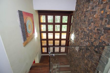 Casa de condomínio para alugar com 538m², 4 quartos e 5 vagasEscada 