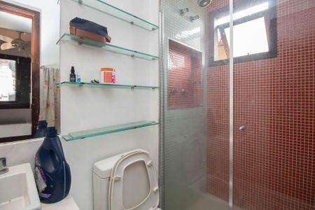 Casa de condomínio para alugar com 538m², 4 quartos e 5 vagasBanheiro da Suíte 2