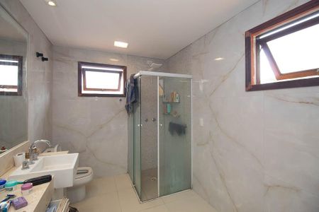 Casa de condomínio para alugar com 538m², 4 quartos e 5 vagasBanheiro da Suíte 1