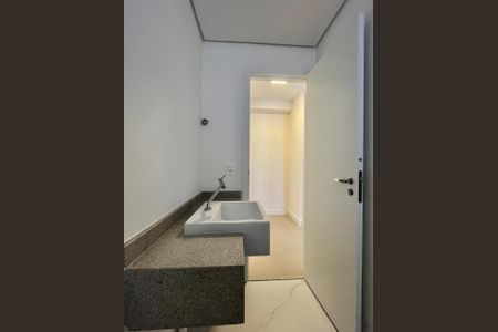 Banheiro de kitnet/studio para alugar com 1 quarto, 46m² em Centro, Campinas