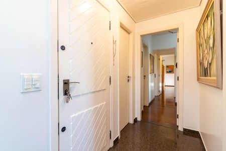 Apartamento à venda com 204m², 4 quartos e 4 vagas Apartamento à venda com 204m², 4 quartos e 4 vagasCorredor de Entrada