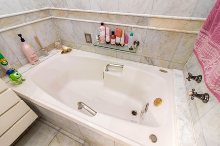 Apartamento à venda com 204m², 4 quartos e 4 vagas Apartamento à venda com 204m², 4 quartos e 4 vagasBanheiro da Suíte 1