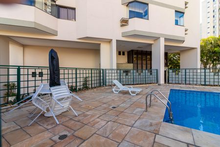 Apartamento à venda com 204m², 4 quartos e 4 vagas Apartamento à venda com 204m², 4 quartos e 4 vagasÁrea comum - Piscina