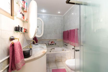 Apartamento à venda com 204m², 4 quartos e 4 vagas Apartamento à venda com 204m², 4 quartos e 4 vagasBanheiro da Suíte 1