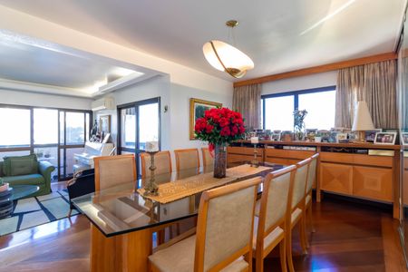 Apartamento à venda com 204m², 4 quartos e 4 vagas Apartamento à venda com 204m², 4 quartos e 4 vagasSala de Jantar