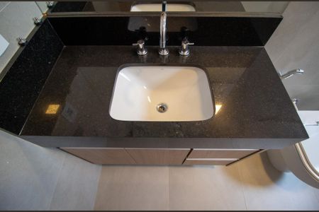 Casa de condomínio para alugar com 160m², 3 quartos e 4 vagasBanheiro da Suíte 2