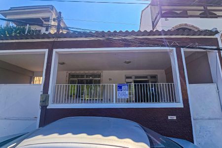 Casa para alugar com 140m², 2 quartos e 2 vagasFachada casa com placa
