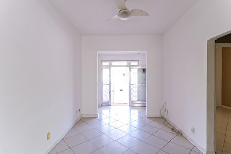 Casa para alugar com 140m², 2 quartos e 2 vagasSala