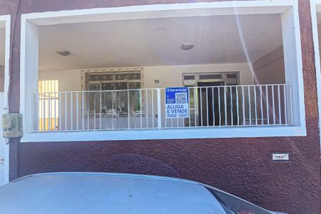 Casa para alugar com 140m², 2 quartos e 2 vagasFachada casa com placa