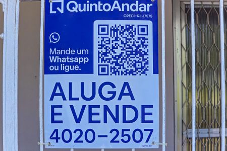 Casa para alugar com 140m², 2 quartos e 2 vagasFachada casa com placa
