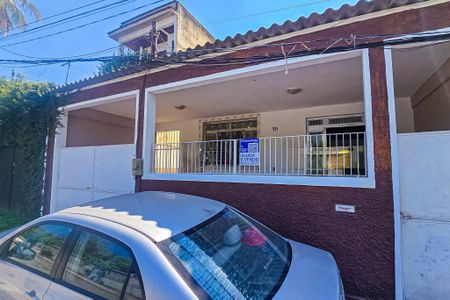 Casa para alugar com 140m², 2 quartos e 2 vagasFachada casa com placa