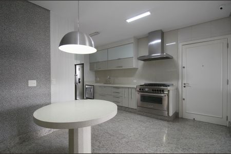 Apartamento para alugar com 300m², 3 quartos e 4 vagas
