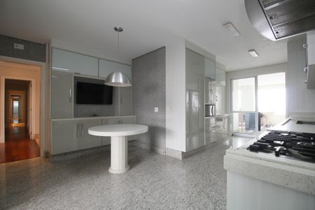 Apartamento para alugar com 300m², 3 quartos e 4 vagas