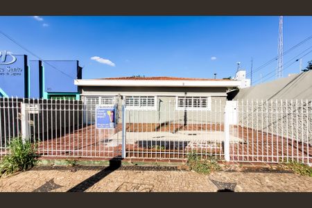 Casa para alugar com 100m², 2 quartos e 4 vagasFachada