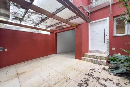 Casa à venda com 236m², 2 quartos e 2 vagasEntrada e garagem