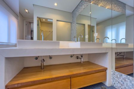 Casa à venda com 236m², 2 quartos e 2 vagasBanheiro do quarto 1