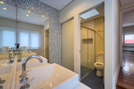 Casa à venda com 236m², 2 quartos e 2 vagasBanheiro do quarto 1