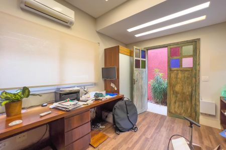 Casa à venda com 236m², 2 quartos e 2 vagasEscritório