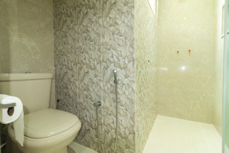 Casa de condomínio para alugar com 170m², 3 quartos e 1 vaga Casa de condomínio para alugar com 170m², 3 quartos e 1 vagaBanheiro da Suíte 2