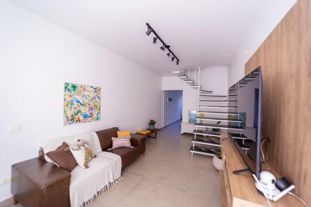 Casa à venda com 125m², 2 quartos e 2 vagas Casa à venda com 125m², 2 quartos e 2 vagasSala