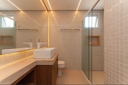 Apartamento à venda com 130m², 3 quartos e 2 vagasBanheiro do quarto 1 Suíte