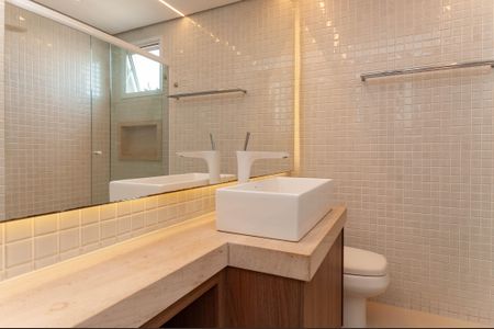 Apartamento à venda com 130m², 3 quartos e 2 vagasBanheiro do quarto 1 Suíte