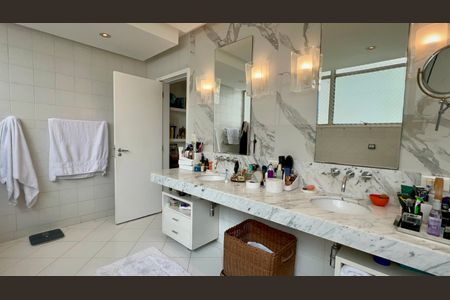 Apartamento à venda com 500m², 4 quartos e 3 vagasBanheiro da Suíte