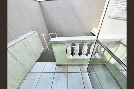 Casa à venda com 201m², 3 quartos e 2 vagas Casa à venda com 201m², 3 quartos e 2 vagasEscada