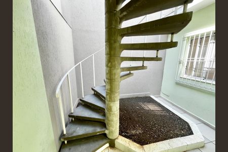 Casa à venda com 201m², 3 quartos e 2 vagas Casa à venda com 201m², 3 quartos e 2 vagasEscada