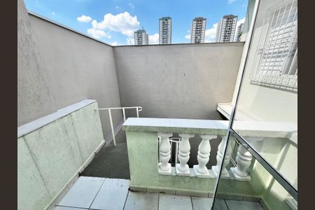 Casa à venda com 201m², 3 quartos e 2 vagas Casa à venda com 201m², 3 quartos e 2 vagasEscada