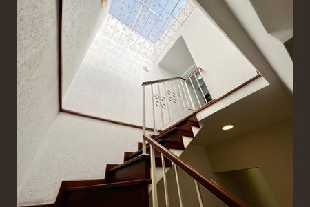 Casa à venda com 201m², 3 quartos e 2 vagas Casa à venda com 201m², 3 quartos e 2 vagasEscada