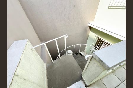 Casa à venda com 201m², 3 quartos e 2 vagas Casa à venda com 201m², 3 quartos e 2 vagasEscada