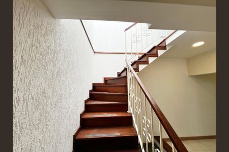 Casa à venda com 201m², 3 quartos e 2 vagas Casa à venda com 201m², 3 quartos e 2 vagasEscada