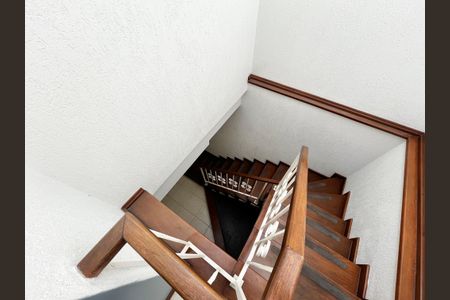 Casa à venda com 201m², 3 quartos e 2 vagas Casa à venda com 201m², 3 quartos e 2 vagasEscada