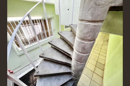 Casa à venda com 201m², 3 quartos e 2 vagas Casa à venda com 201m², 3 quartos e 2 vagasEscada