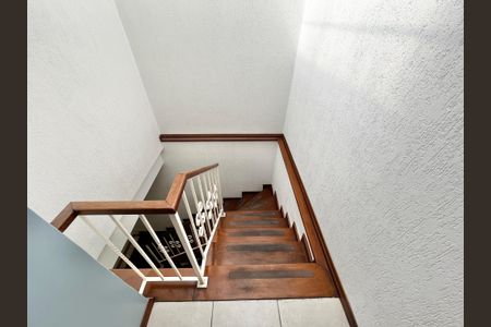 Casa à venda com 201m², 3 quartos e 2 vagas Casa à venda com 201m², 3 quartos e 2 vagasEscada