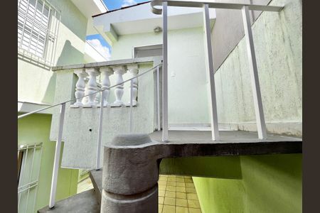 Casa à venda com 201m², 3 quartos e 2 vagas Casa à venda com 201m², 3 quartos e 2 vagasEscada