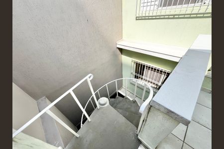 Casa à venda com 201m², 3 quartos e 2 vagas Casa à venda com 201m², 3 quartos e 2 vagasEscada