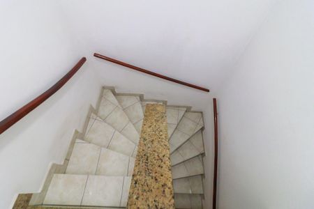 Casa à venda com 180m², 4 quartos e 4 vagas Casa à venda com 180m², 4 quartos e 4 vagasEscada