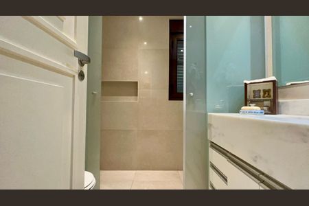 Casa à venda com 455m², 3 quartos e 5 vagasBanheiro da Suíte 1