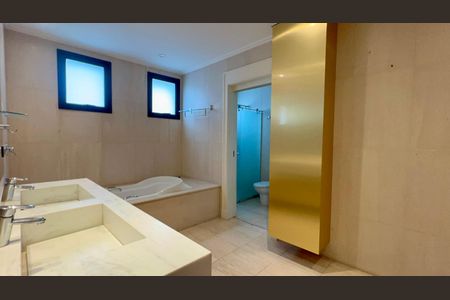 Casa à venda com 455m², 3 quartos e 5 vagasBanheiro da Suíte 2, 2