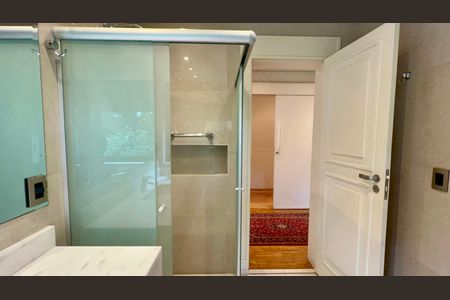 Casa à venda com 455m², 3 quartos e 5 vagasBanheiro da Suíte 2