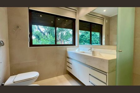 Casa à venda com 455m², 3 quartos e 5 vagasBanheiro da Suíte 2