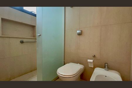 Casa à venda com 455m², 3 quartos e 5 vagasBanheiro da Suíte 2, 2