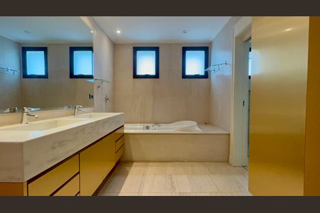 Casa à venda com 455m², 3 quartos e 5 vagasBanheiro da Suíte 2, 2