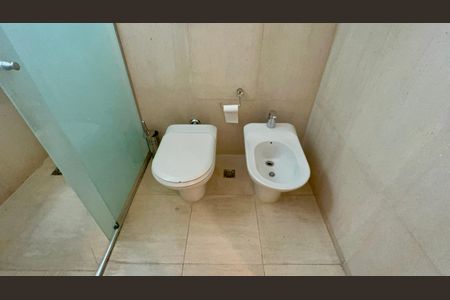 Casa à venda com 455m², 3 quartos e 5 vagasBanheiro da Suíte 2, 2