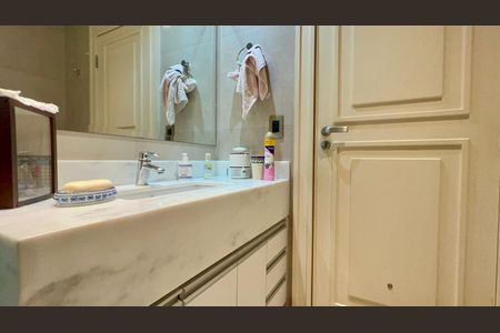 Casa à venda com 455m², 3 quartos e 5 vagasBanheiro da Suíte 1