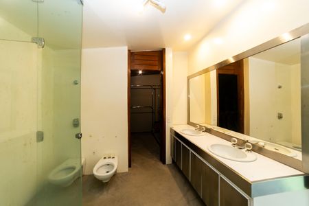 Casa à venda com 604m², 8 quartos e 10 vagasBanheiro da Suíte 1